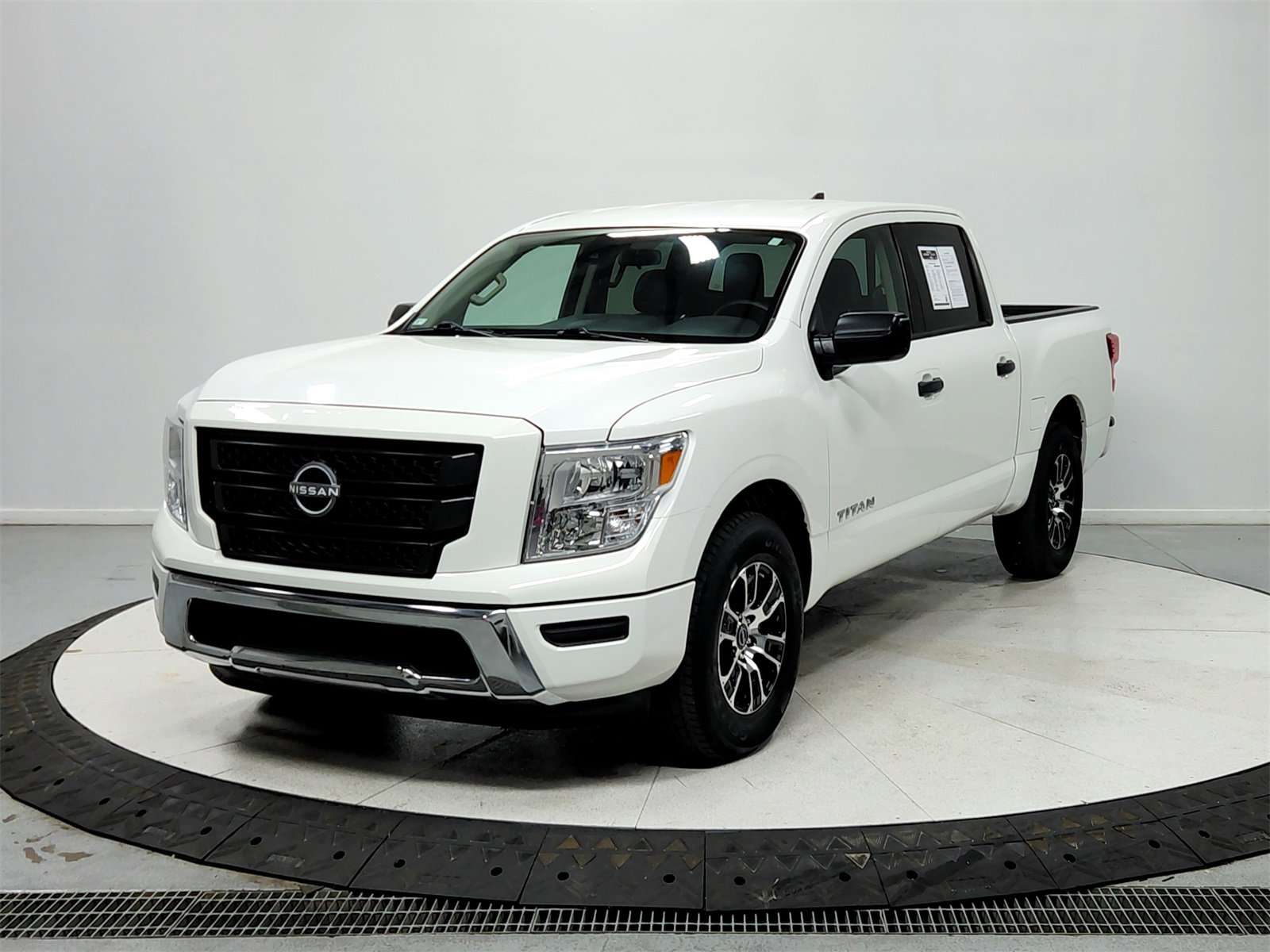 Used 2023 Nissan Titan SV image 3
