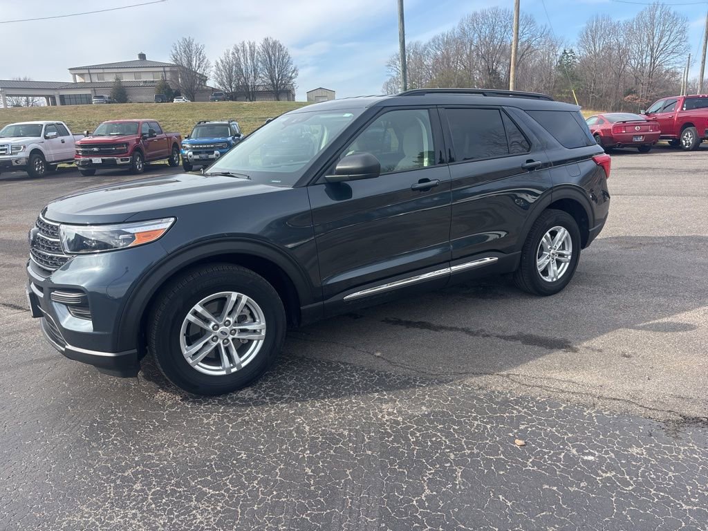 Used 2022 Ford Explorer XLT image 3