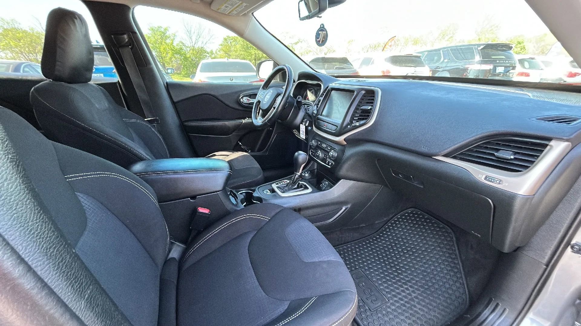 Used 2015 Jeep Cherokee Latitude w/ Cold Weather Group AWD/4WD image 35