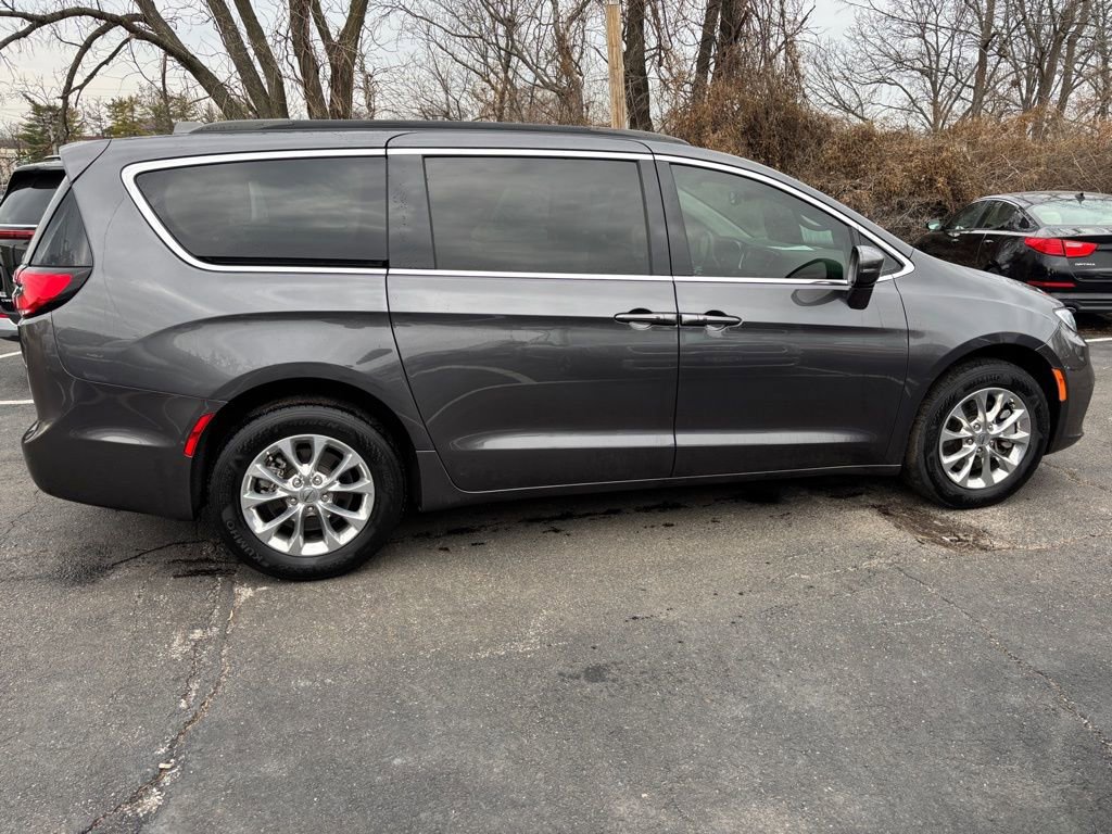 Used 2022 Chrysler Pacifica Touring-L image 9