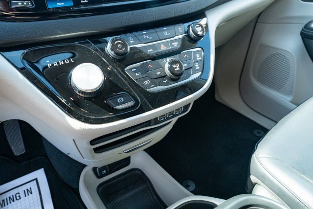 Used 2024 Chrysler Pacifica Touring-L FWD image 21
