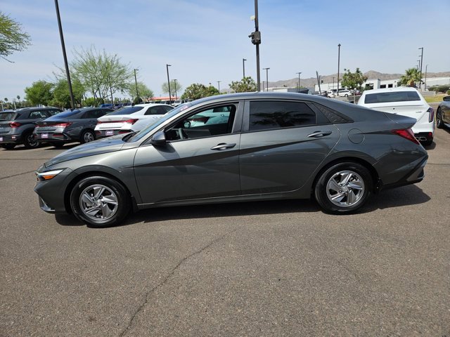 Used 2025 Hyundai Elantra SE FWD image 8