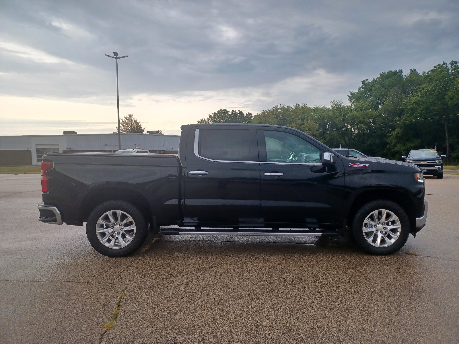Used 2022 Chevrolet Silverado 1500 LTZ w/ Z71 Off-Road Package AWD/4WD image 6