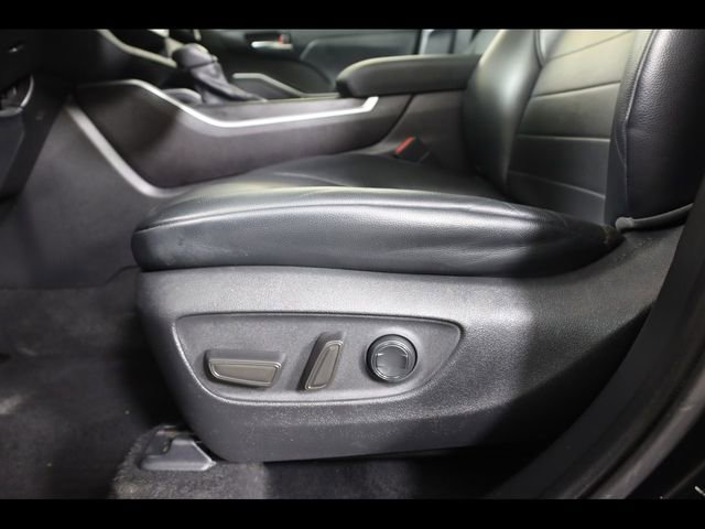 Used 2021 Toyota Highlander XLE image 19