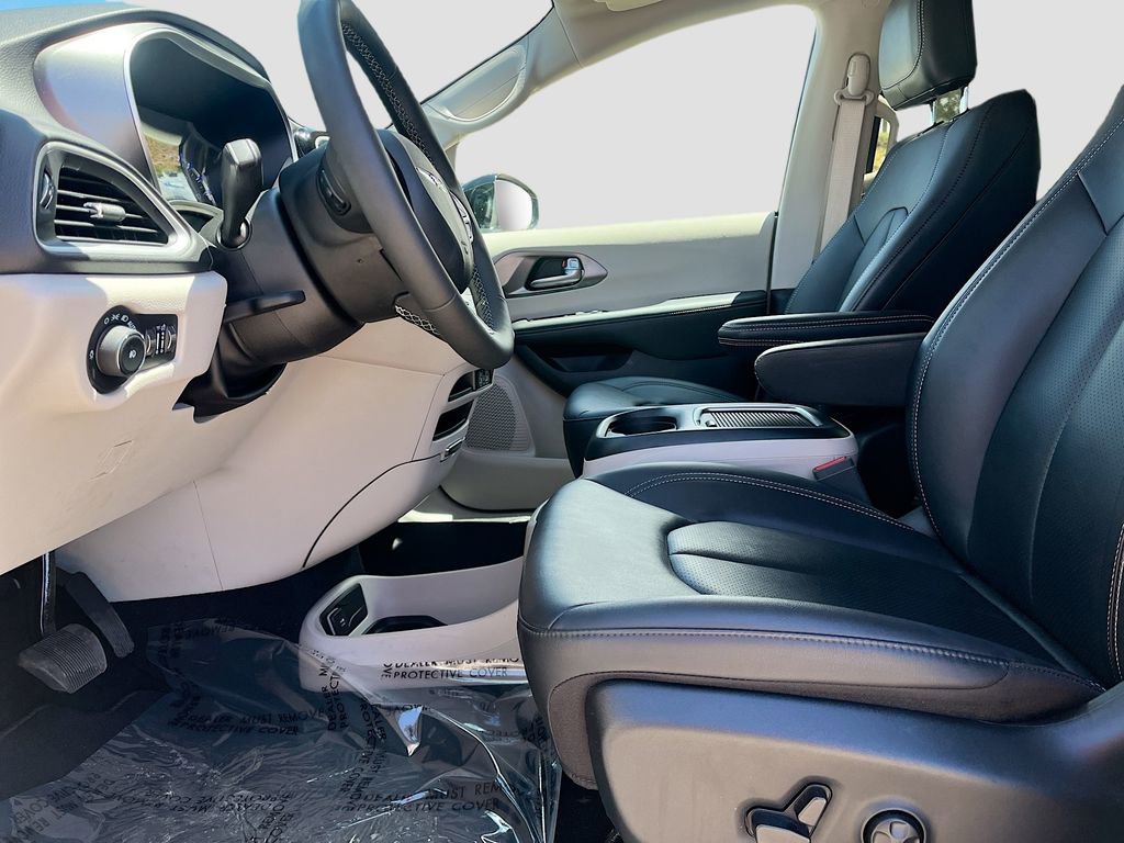 Used 2024 Chrysler Pacifica Touring-L image 18