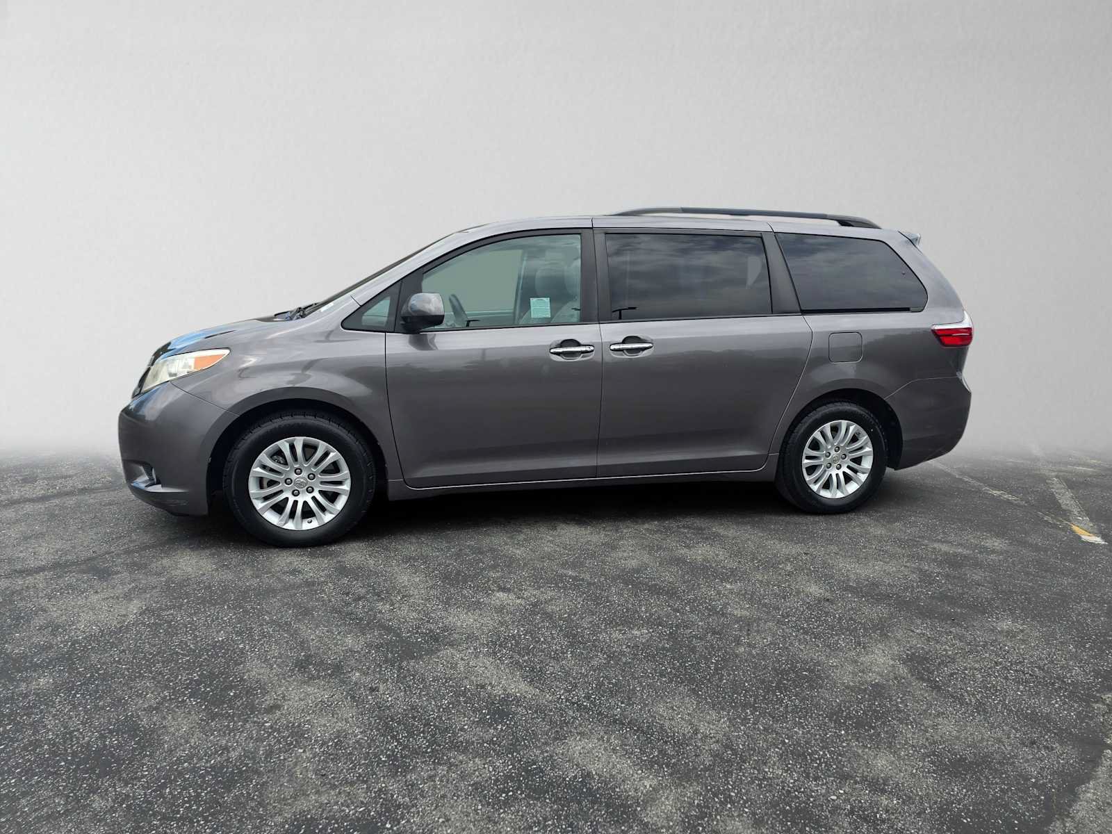 Used 2017 Toyota Sienna XLE w/ XLE Navigation Package FWD image 6
