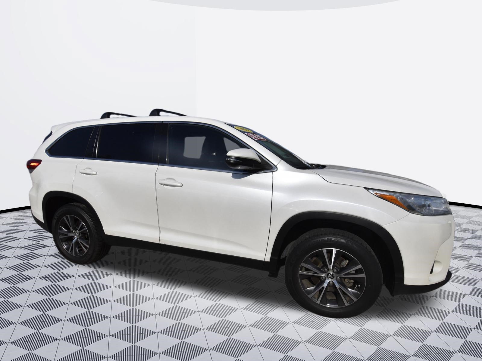 Used 2019 Toyota Highlander LE FWD image 3