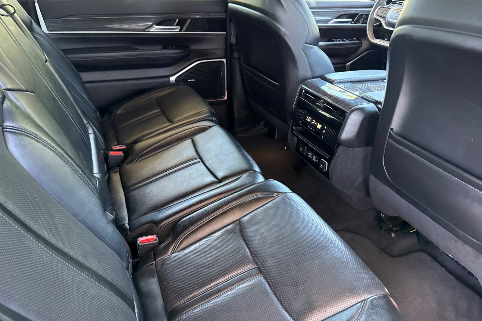Used 2022 Jeep Wagoneer Series III AWD/4WD image 25