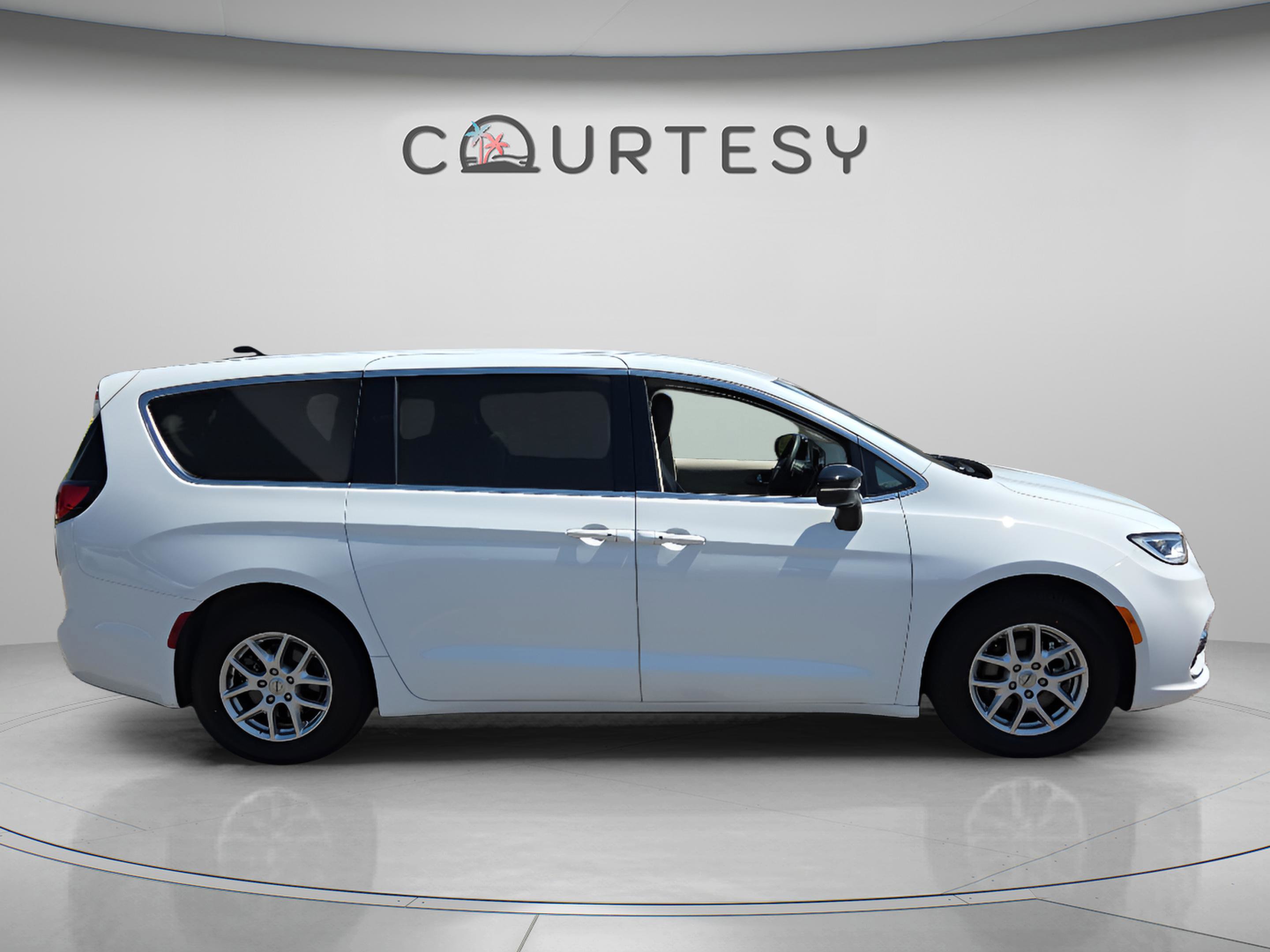 Used 2024 Chrysler Pacifica Touring-L image 6