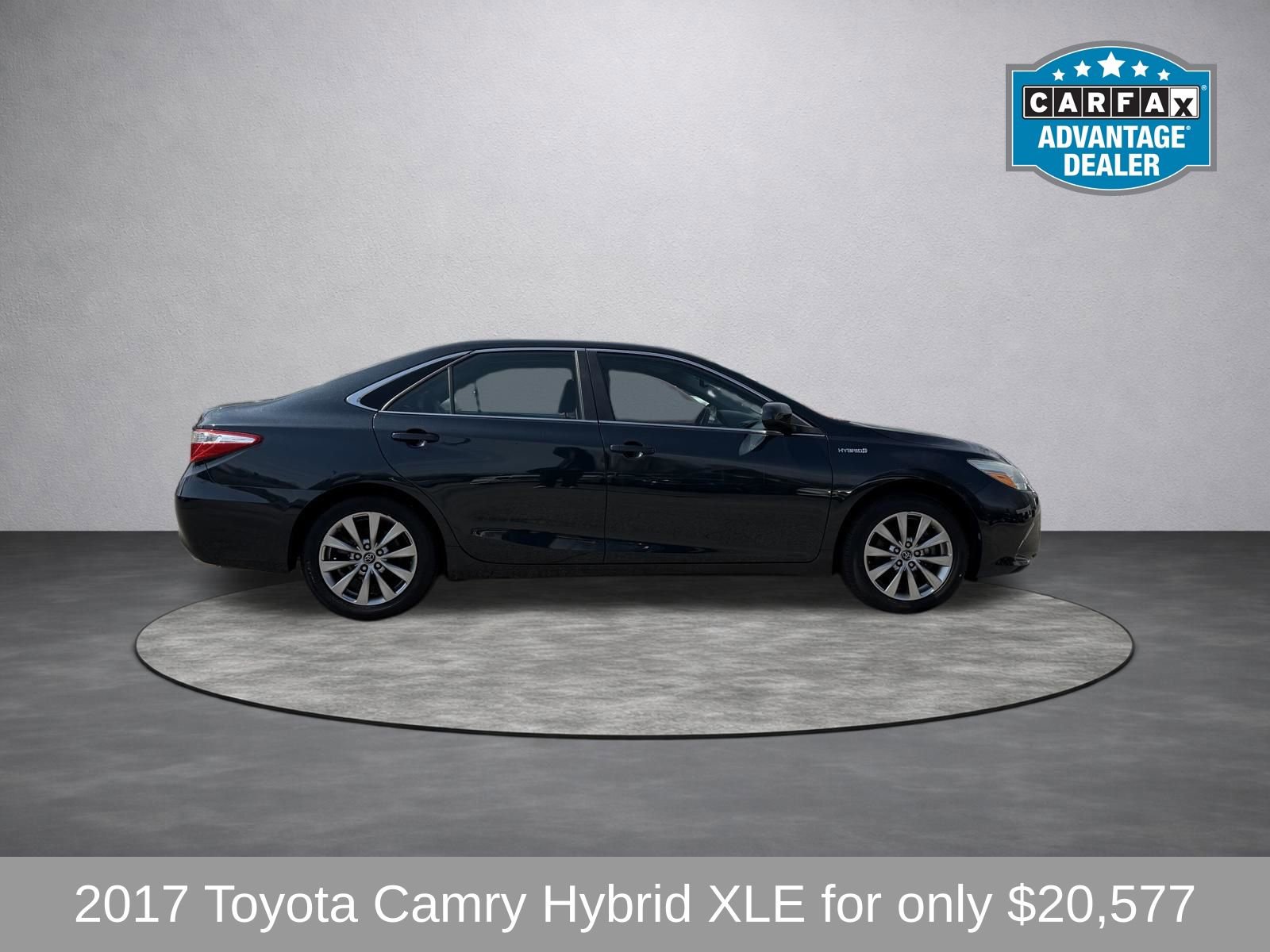 Used 2017 Toyota Camry XLE FWD image 2