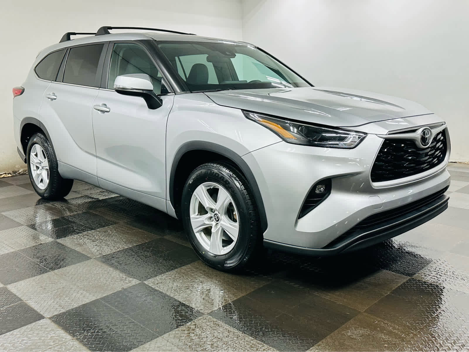 Certified 2023 Toyota Highlander LE image 3