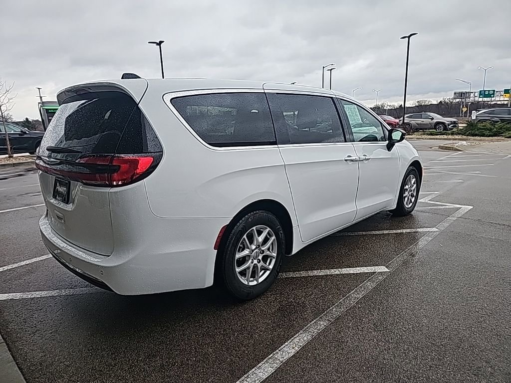 Used 2024 Chrysler Pacifica Touring-L image 5