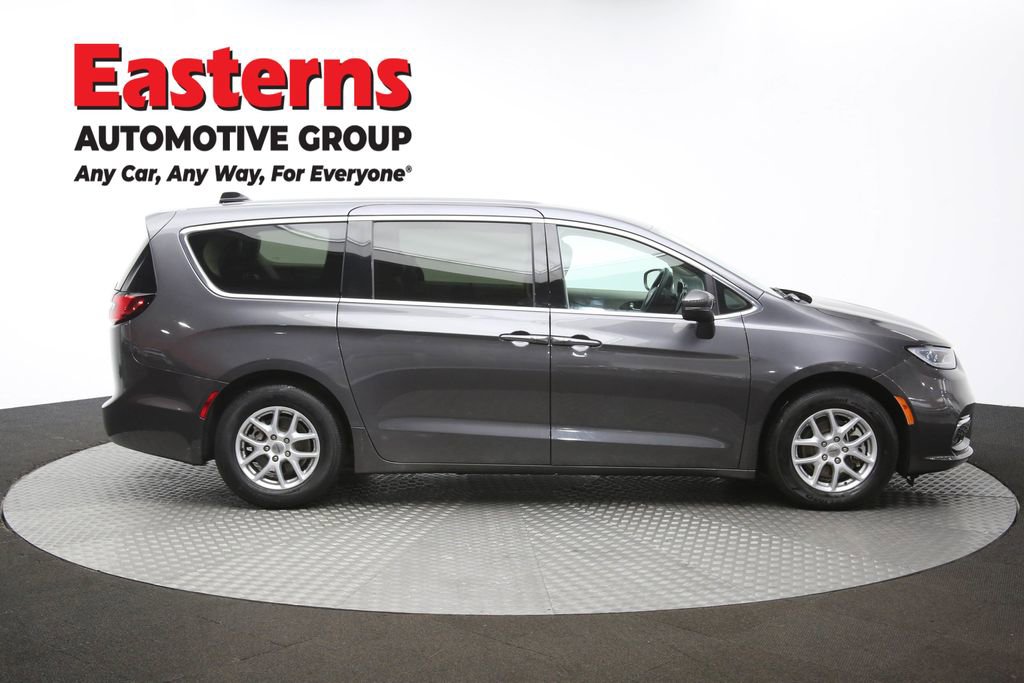 Used 2023 Chrysler Pacifica Touring-L image 46
