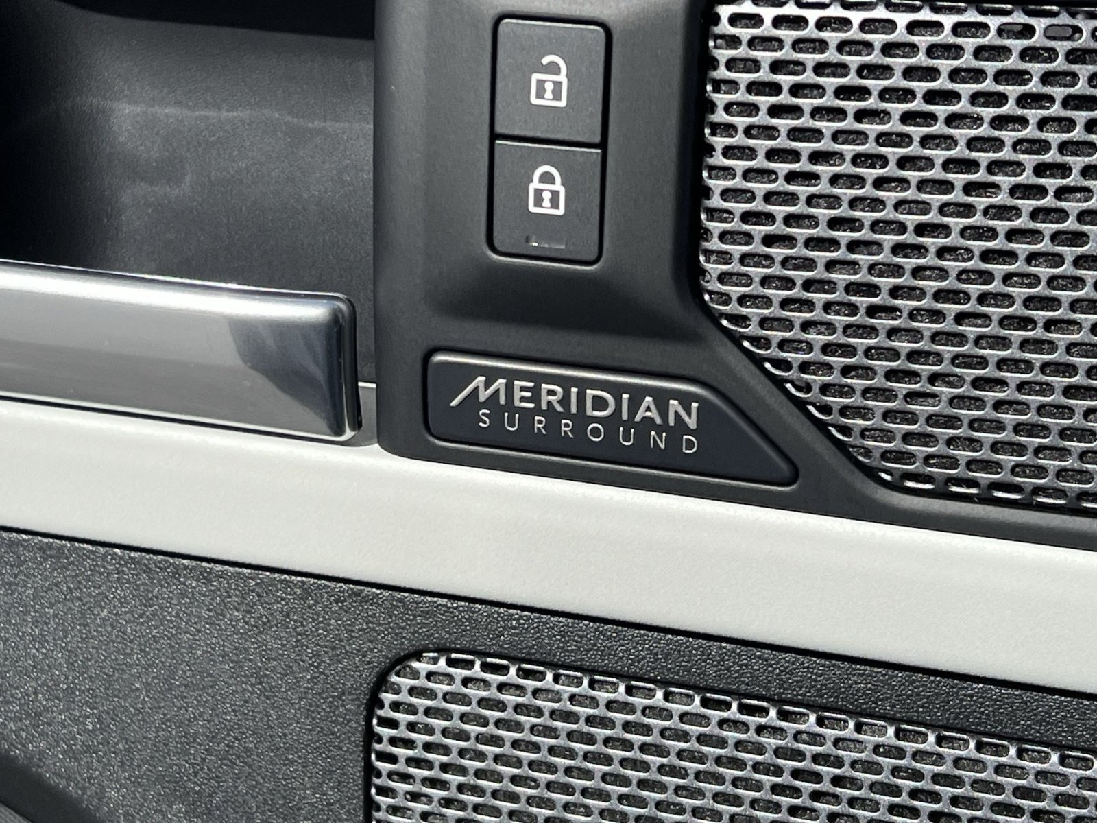 Used 2022 Land Rover Defender 110 X-Dynamic SE AWD/4WD image 40