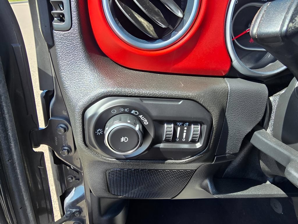 Used 2018 Jeep Wrangler Unlimited Rubicon w/ Dual Top Group AWD/4WD image 22