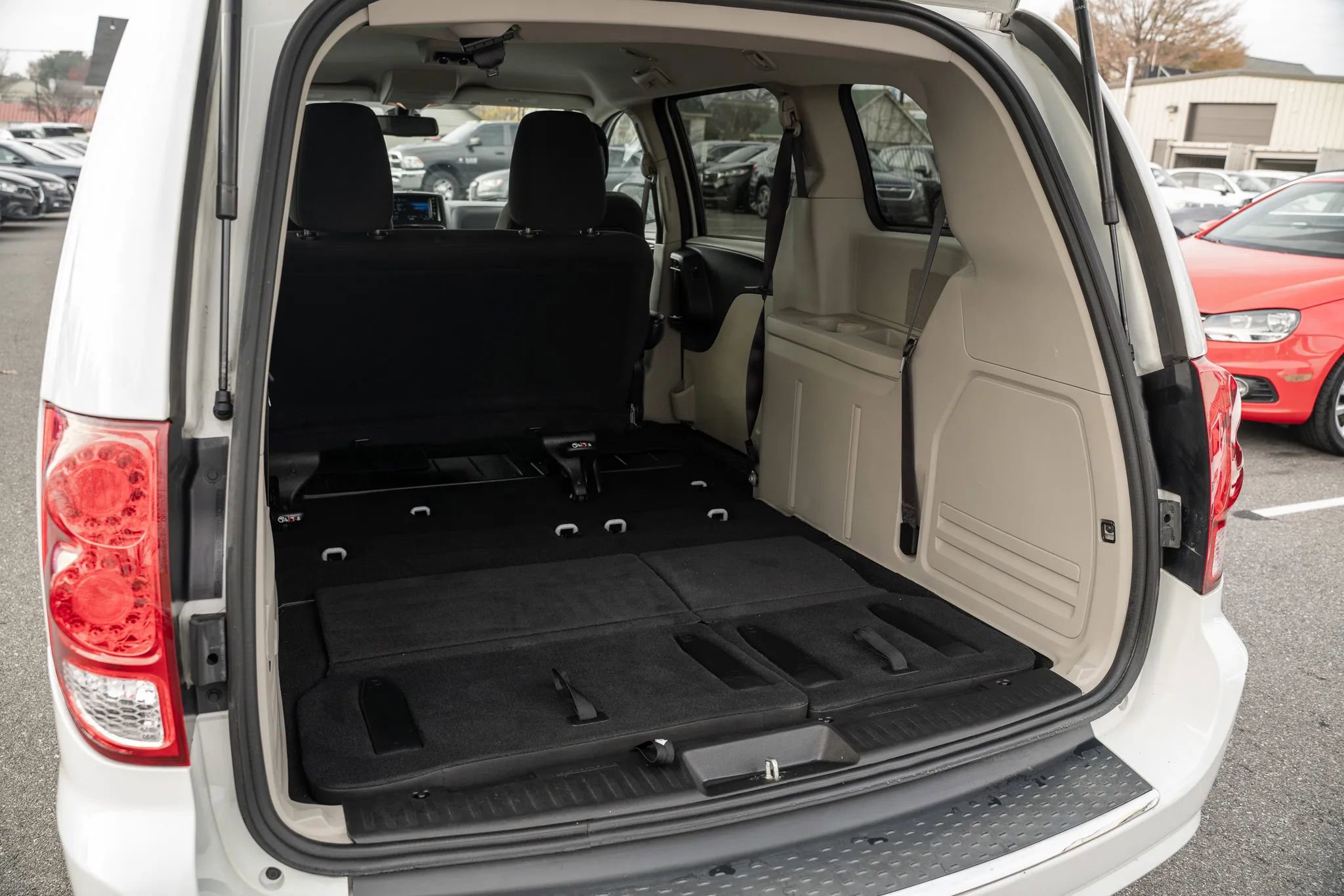 Used 2019 Dodge Grand Caravan SE w/ UConnect Hands-Free Group image 10