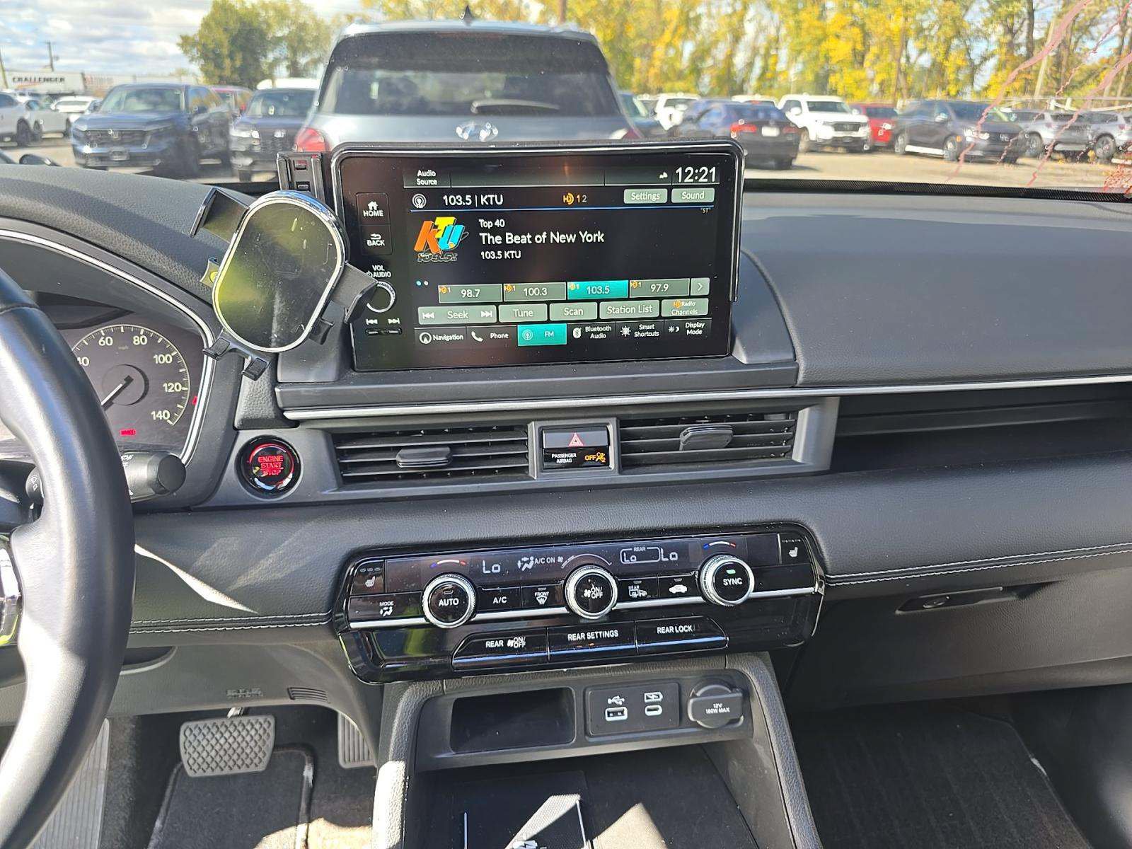 Used 2025 Honda Pilot Touring image 9