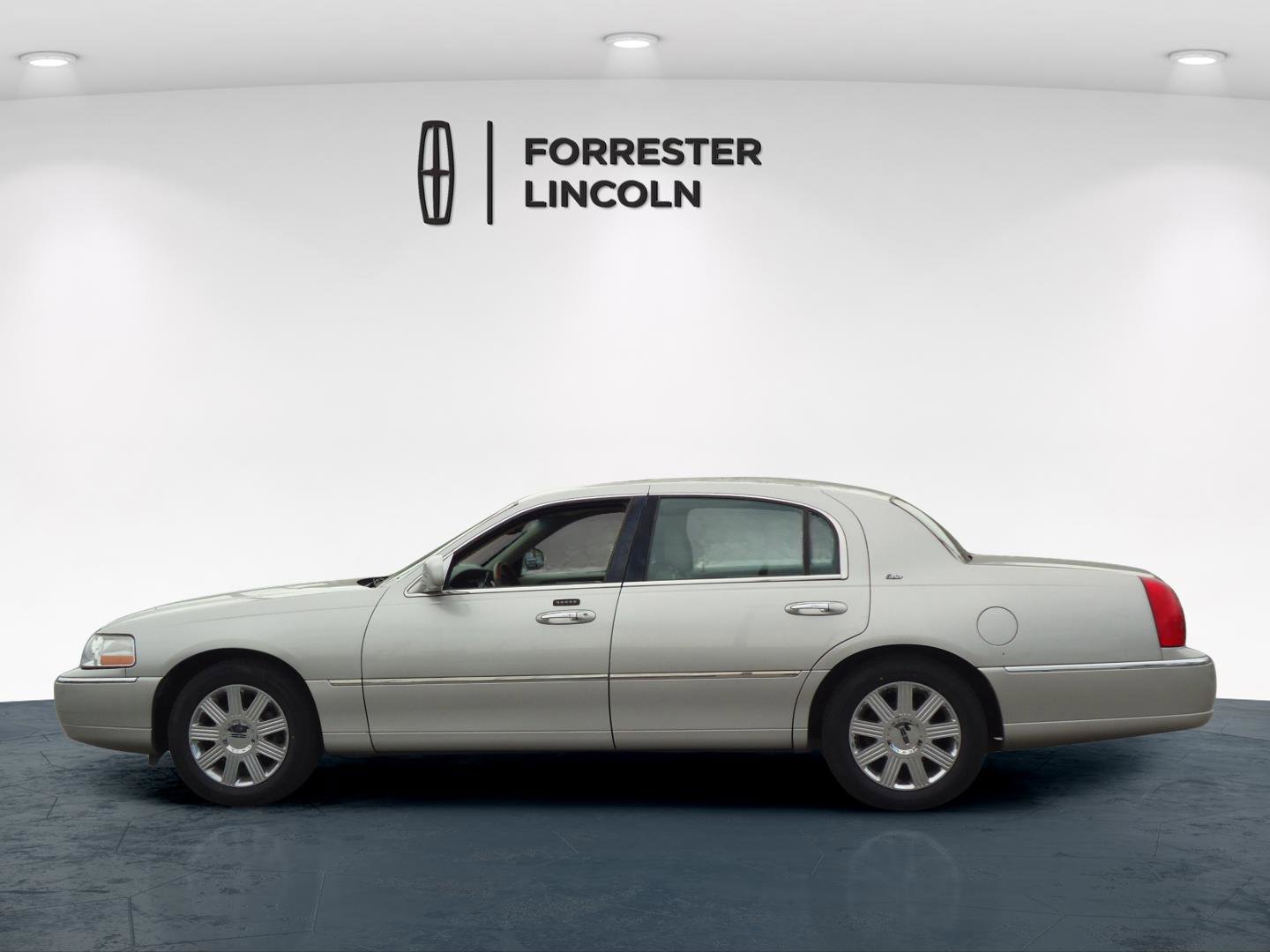 Used 2003 Lincoln Town Car Cartier image 6