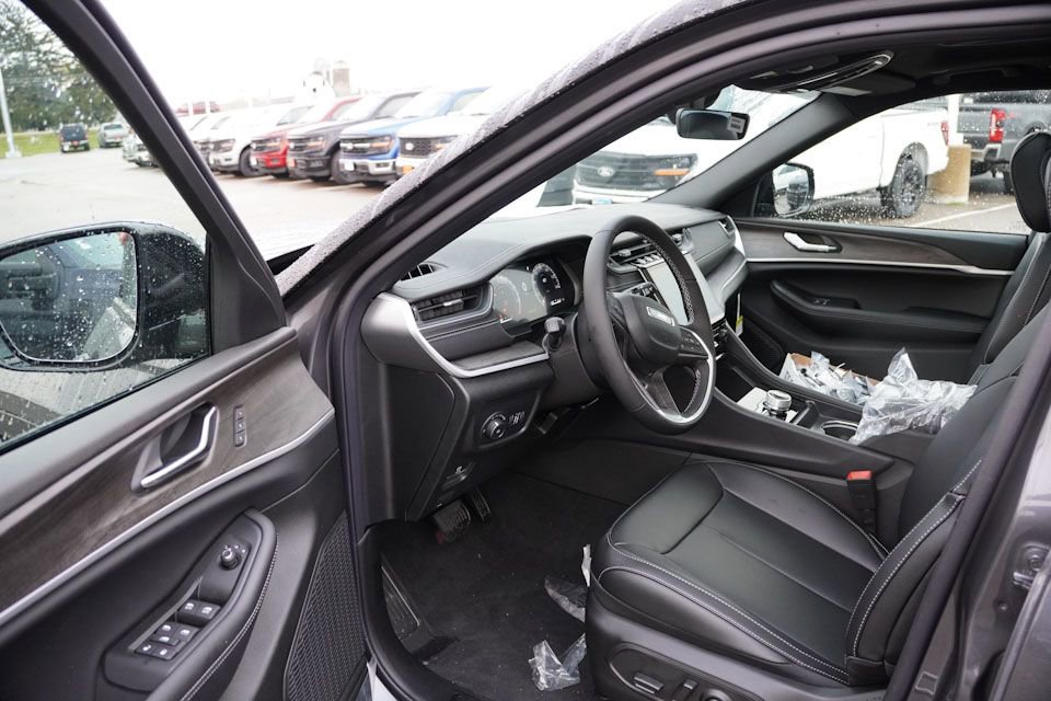 New 2025 Jeep Grand Cherokee L Limited image 10