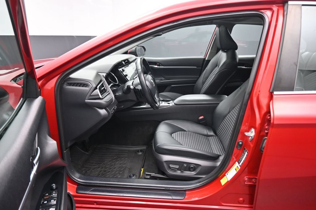 Used 2020 Toyota Camry SE w/ Sunroof Package FWD image 11