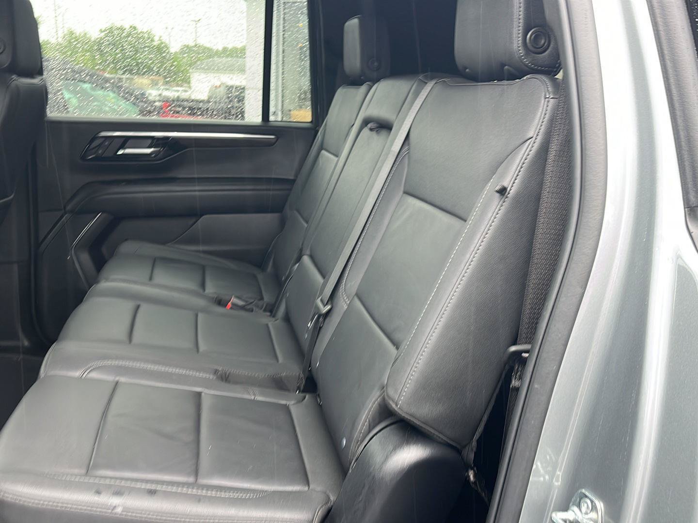 Used 2025 Chevrolet Suburban Z71 AWD/4WD image 23