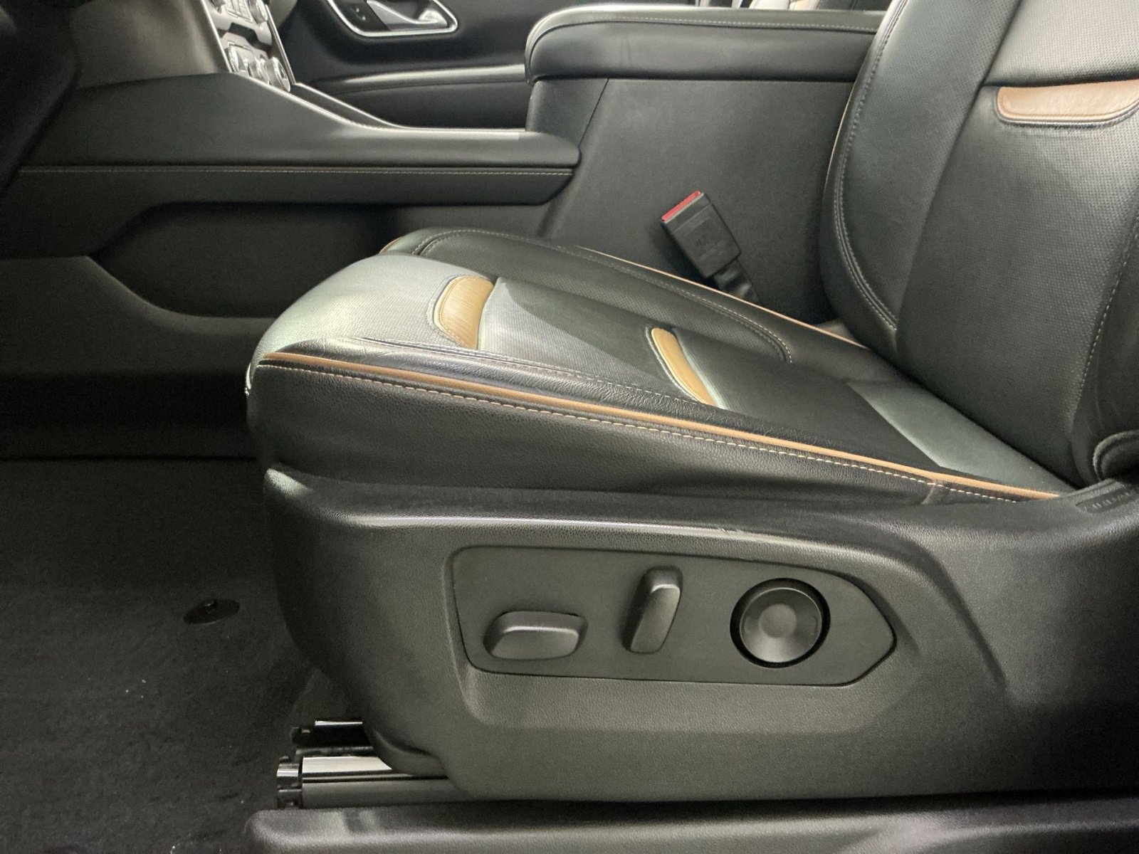 Used 2022 GMC Yukon AT4 image 22