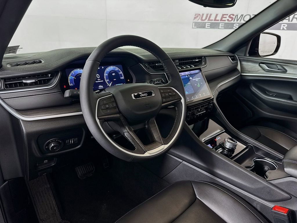 Used 2024 Jeep Grand Cherokee Limited w/ Black Appearance Package image 9