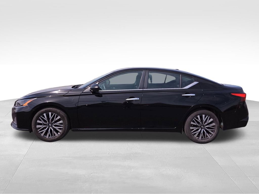 Used 2025 Nissan Altima 2.5 SV FWD image 2