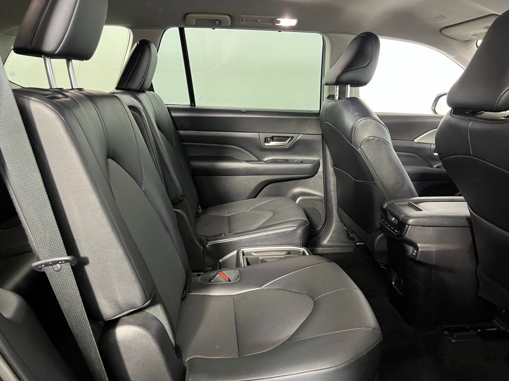 Used 2025 Toyota Grand Highlander AWD image 29
