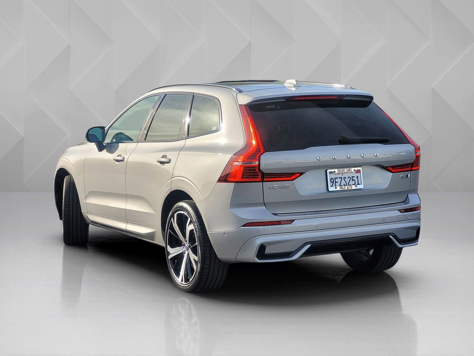 Certified 2023 Volvo XC60 B5 Ultimate image 4