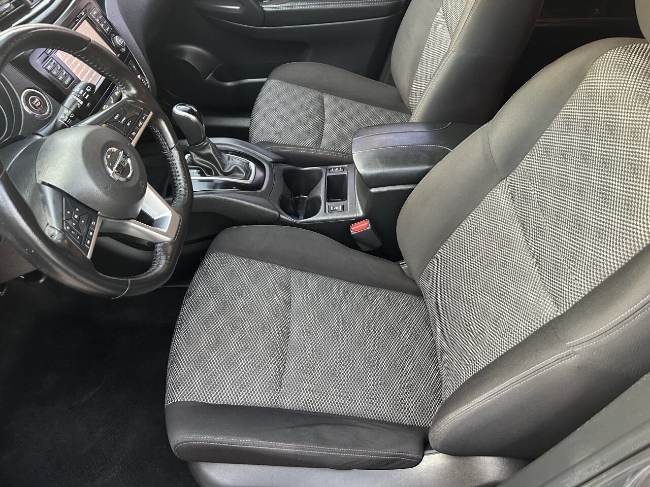 Used 2017 Nissan Rogue Sport SV w/ SV Premium Package image 19