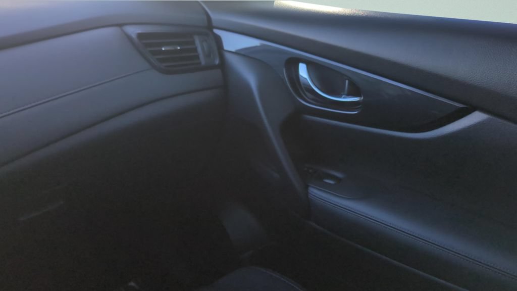 Certified 2018 Nissan Rogue SV w/ Premium Package FWD image 14