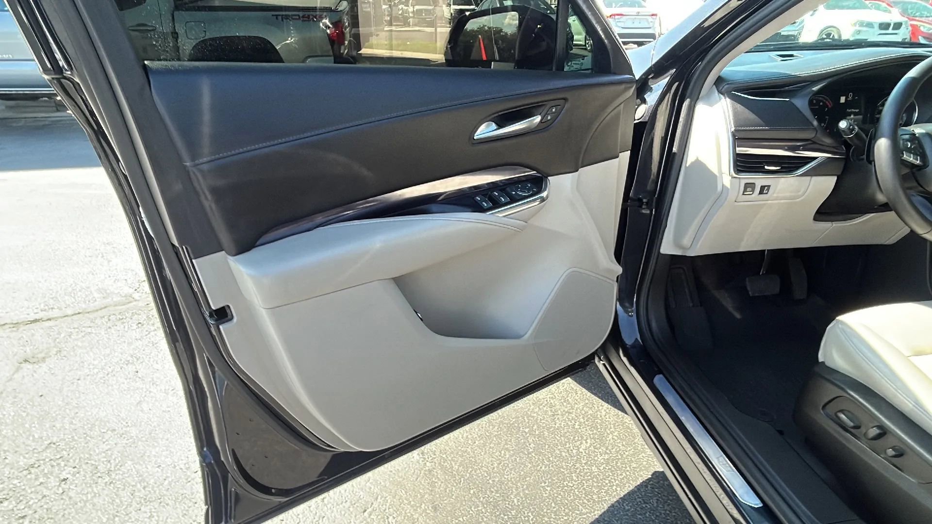 Used 2022 Cadillac XT4 Luxury w/ Cold Weather Package image 9