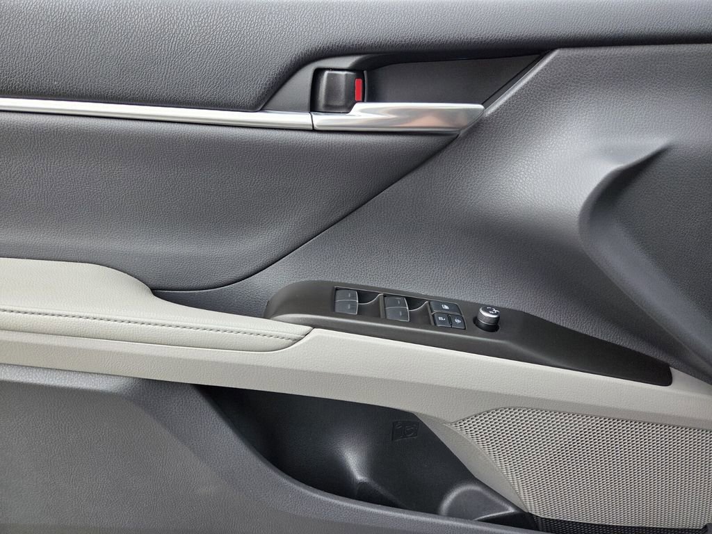 Used 2022 Toyota Camry XLE w/ Navigation Upgrade Package image 25