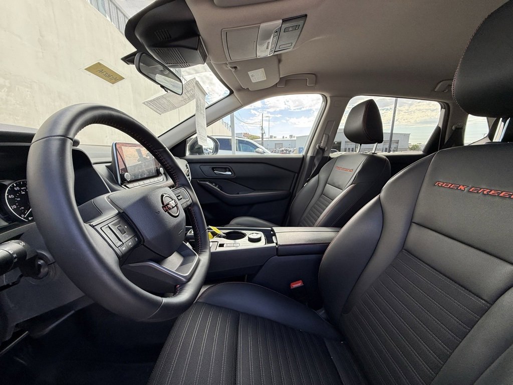 Used 2025 Nissan Rogue SV image 5