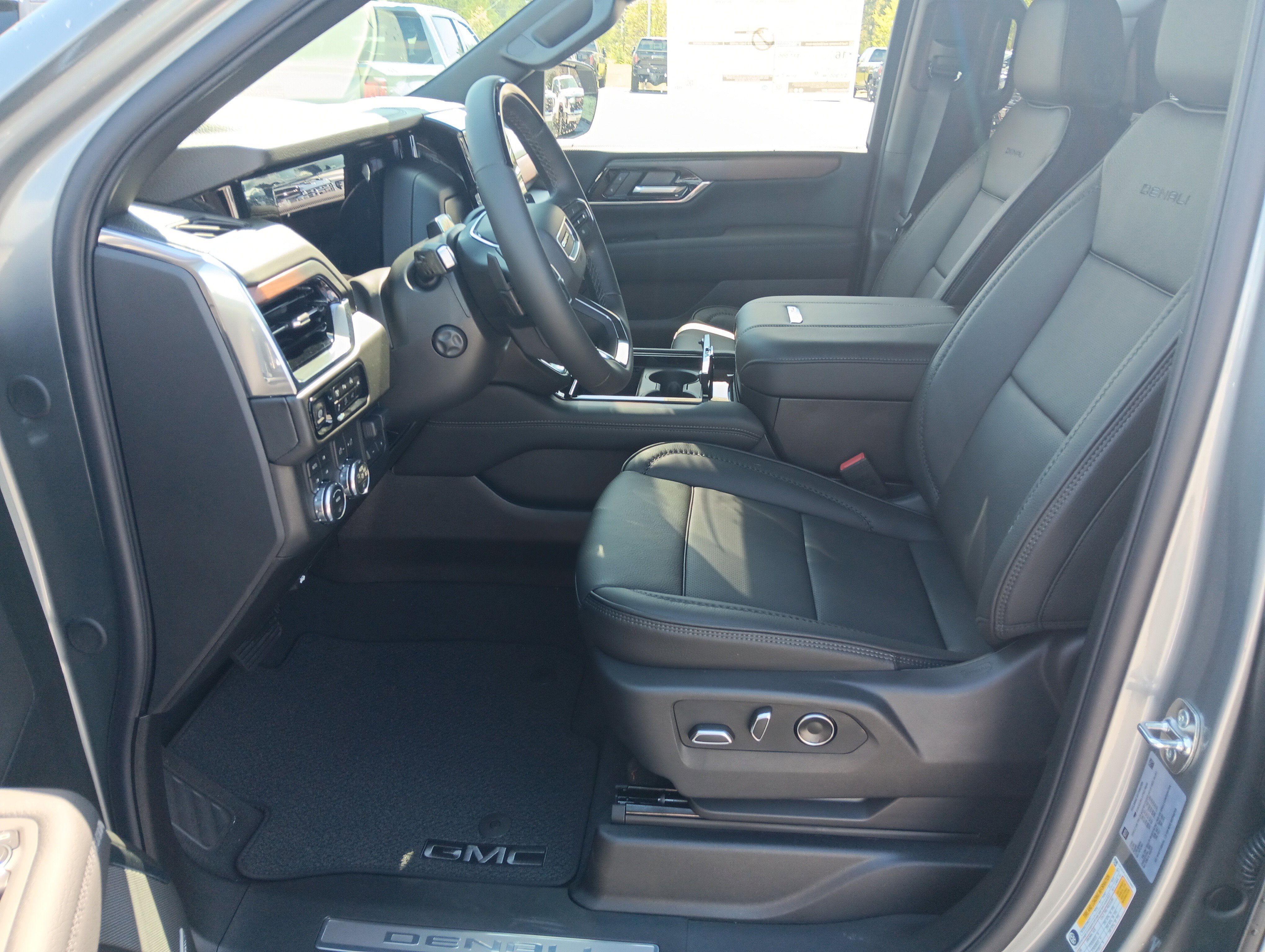 New 2026 GMC Yukon XL Denali w/ Denali Reserve Package image 7