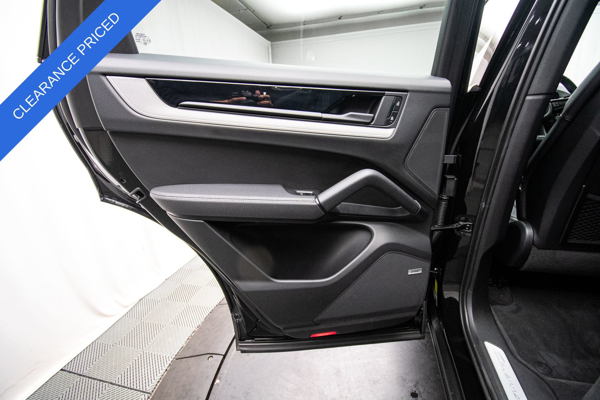 Used 2025 Porsche Cayenne AWD/4WD image 31