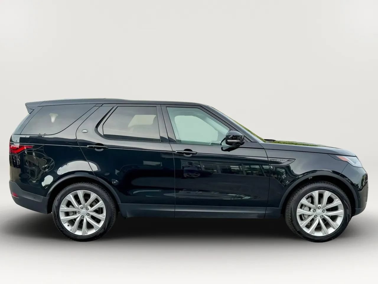 Used 2023 Land Rover Discovery S AWD/4WD image 8