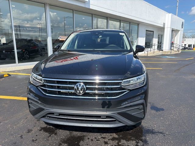 Used 2024 Volkswagen Tiguan SE AWD/4WD image 2