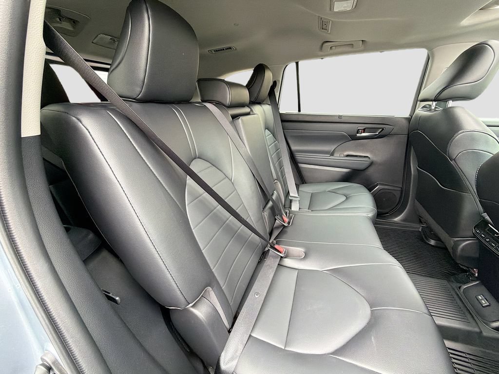 Used 2022 Toyota Highlander XLE AWD/4WD image 31