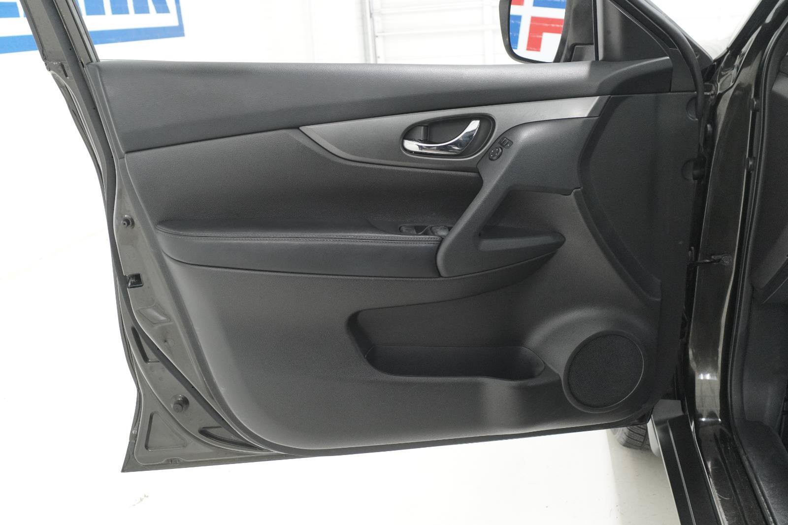Used 2016 Nissan Rogue S w/ Appearance Package FWD image 21
