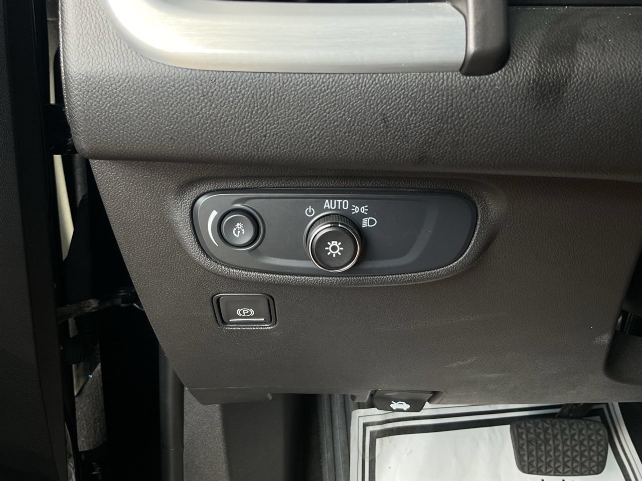 Used 2024 GMC Terrain SLE FWD image 16