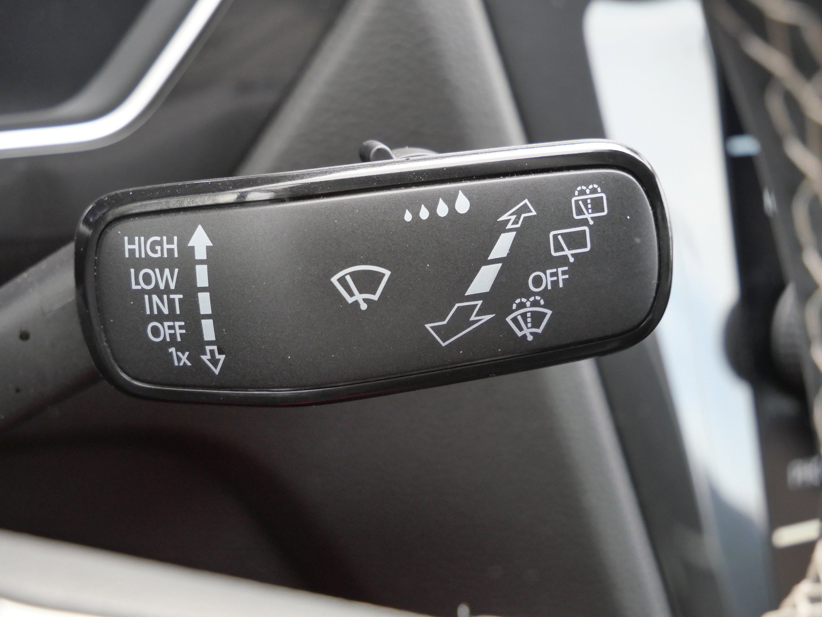 Certified 2022 Volkswagen Tiguan SE image 33