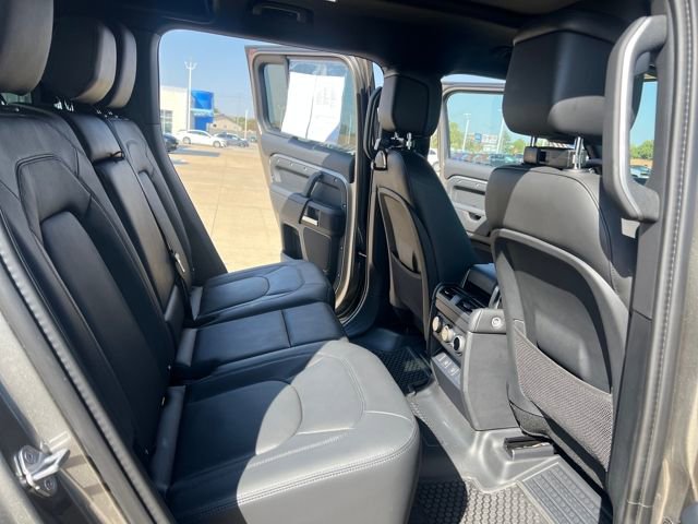 Used 2025 Land Rover Defender 110 X-Dynamic SE image 19