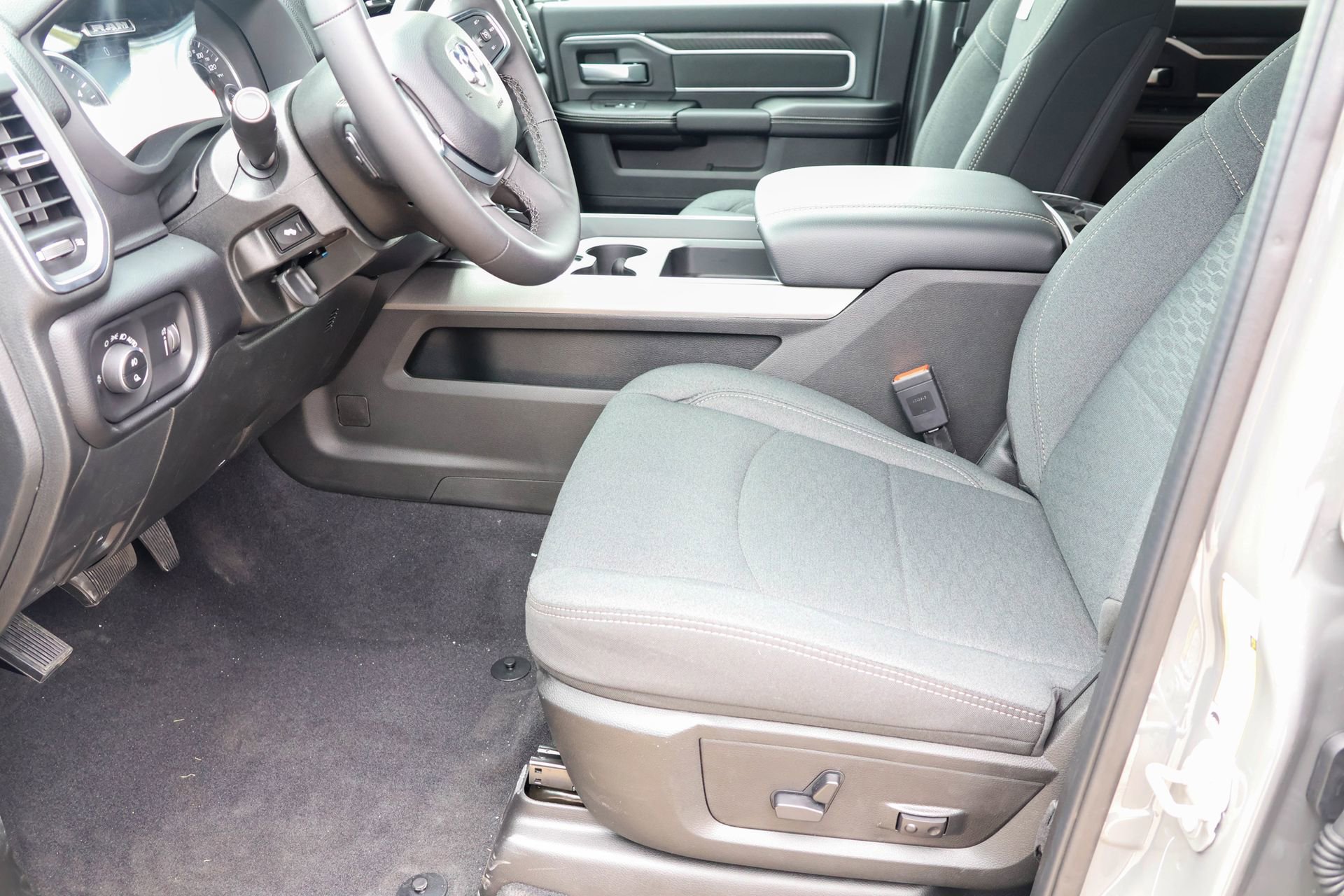New 2026 RAM 2500 Big Horn AWD/4WD image 4