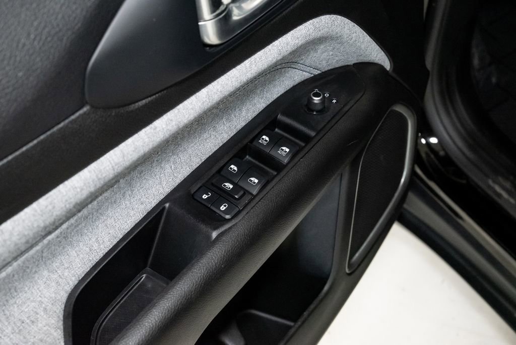 Used 2023 Jeep Compass Latitude image 11