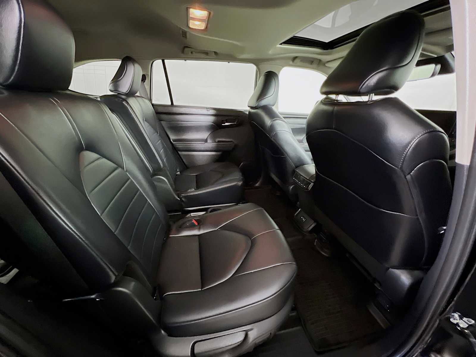Used 2024 Toyota Highlander XLE image 27