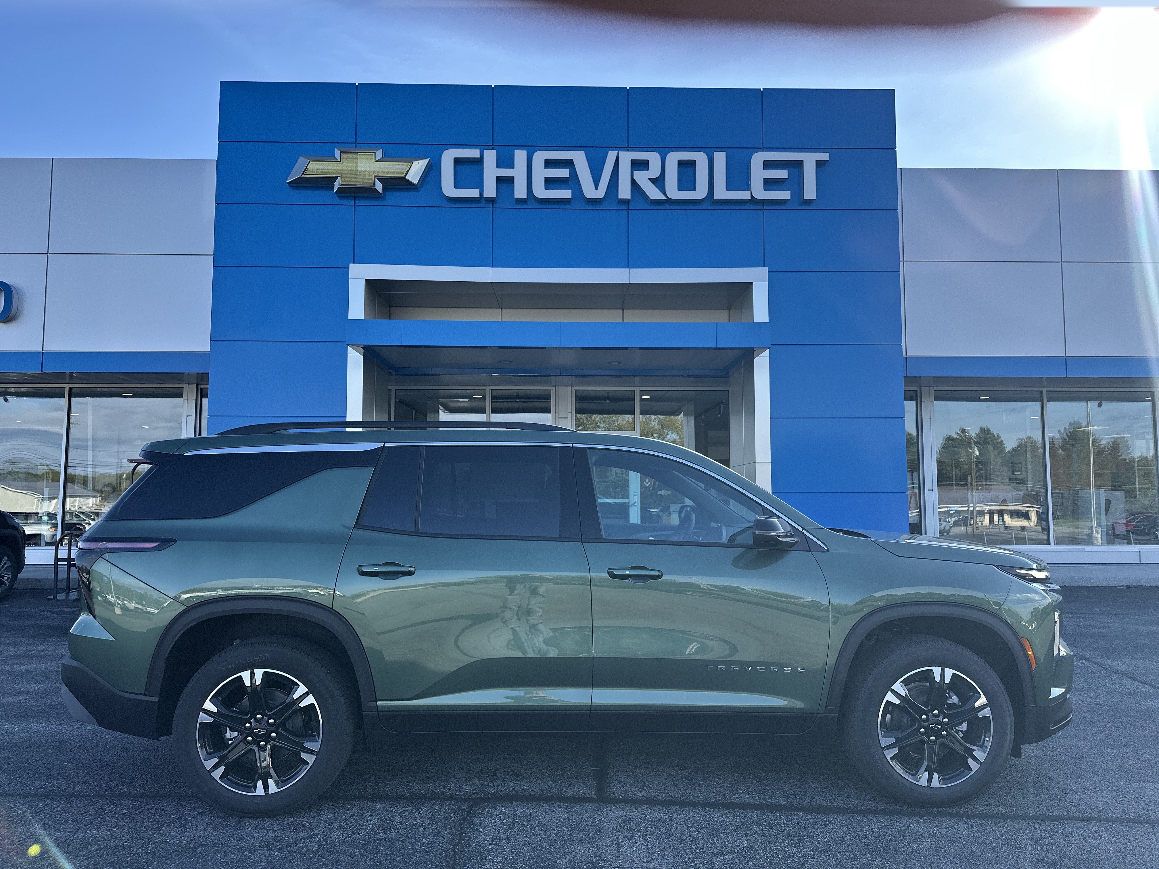 New 2027 Chevrolet Traverse LT w/ Sun and Wheel Package AWD/4WD image 1