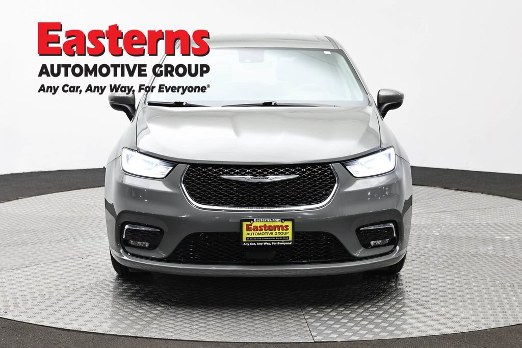 Used 2023 Chrysler Pacifica Touring-L FWD image 2