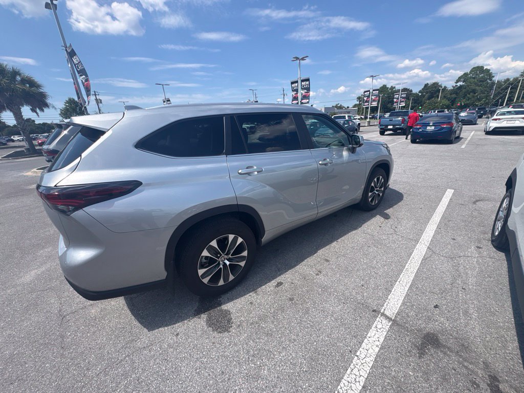 Used 2024 Toyota Highlander XLE FWD image 17